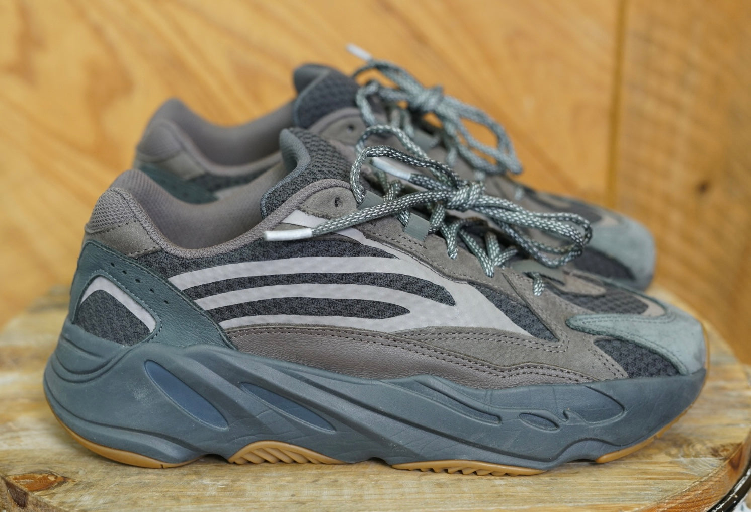 Adidas Yeezy 700 V2 Sneakers
