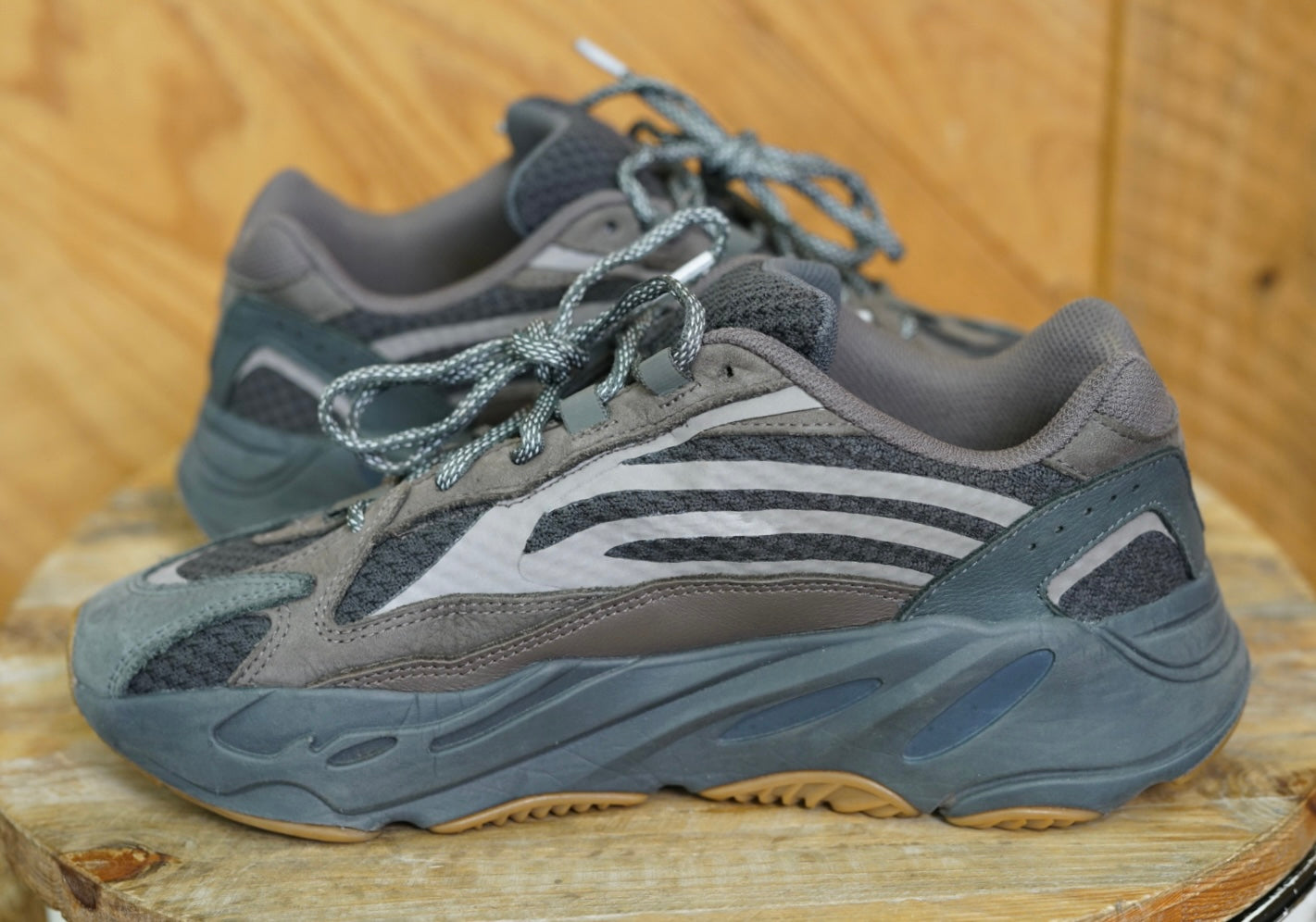 Adidas Yeezy 700 V2 Sneakers